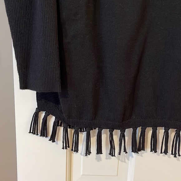 Lilly Pulitzer Ramona Fringe Sweater black size medium - Picture 6 of 8